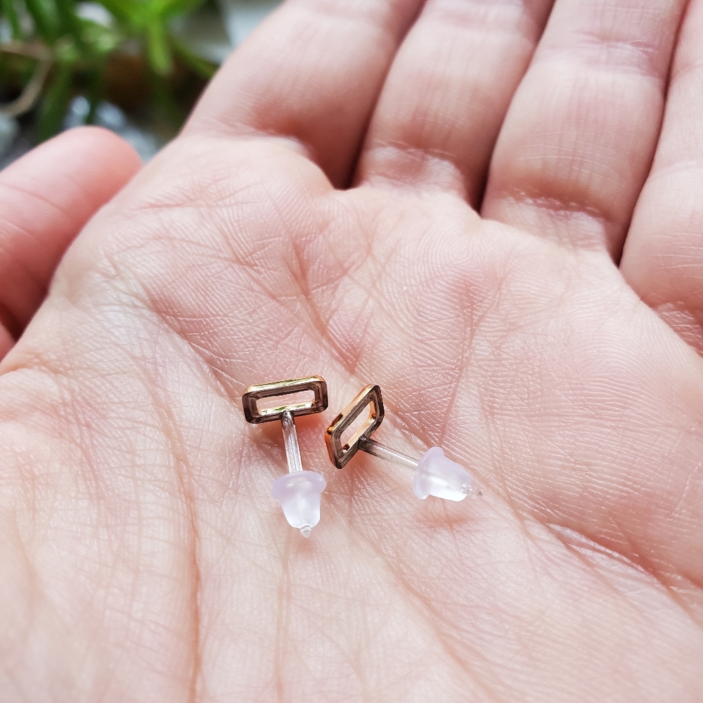 Nwot Tiny Gold Rectangle Stud Earrings - image 6